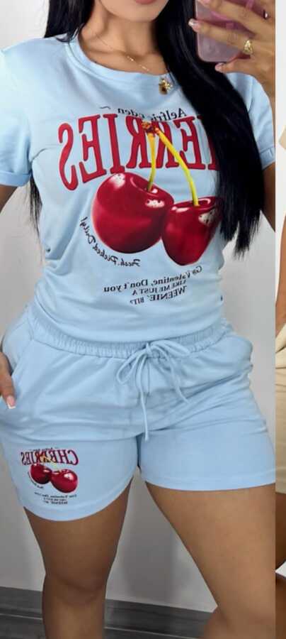 Conjunto deportivo short y camiseta para mujer estampado de cereza
