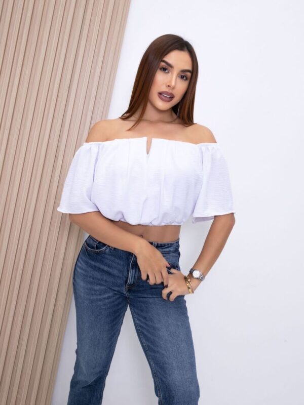 Blusa cuello bandeja para mujer con pequeña apertura
