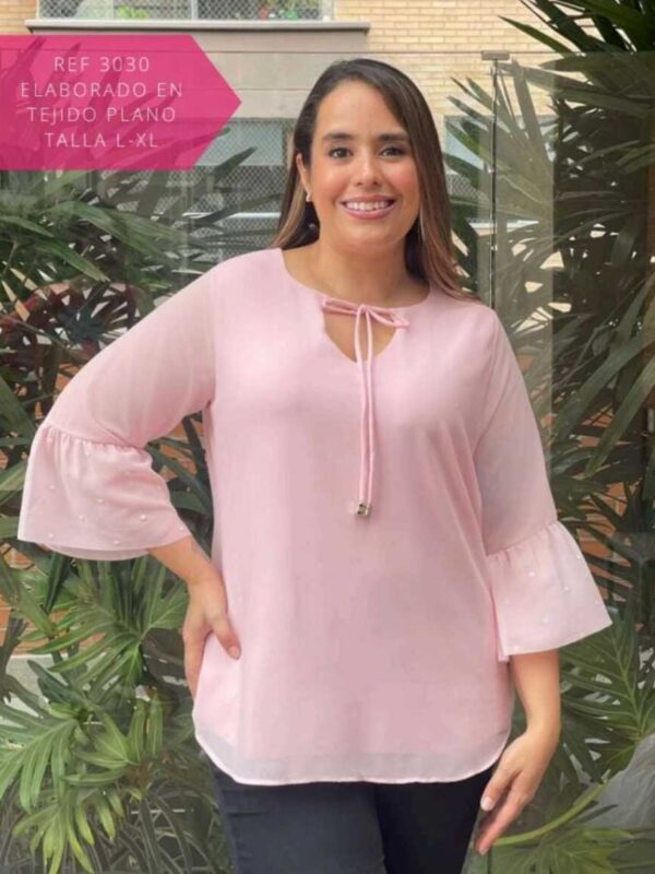 Blusa con mangas anchas y cordon en el pecho
