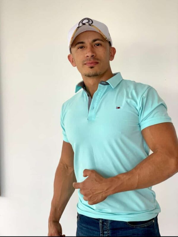 Camiseta para hombre tipo polo con el cuello alto