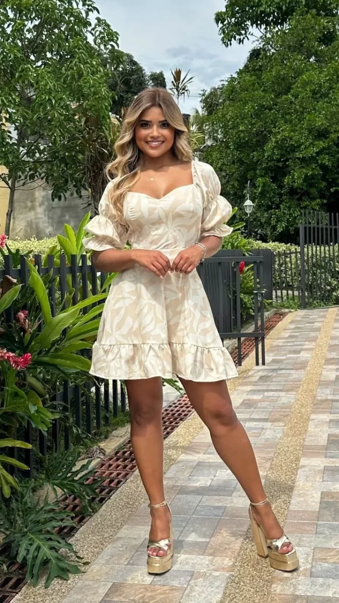 Vestido corto con mangas cortas estilo farol y espalda semi descubierta