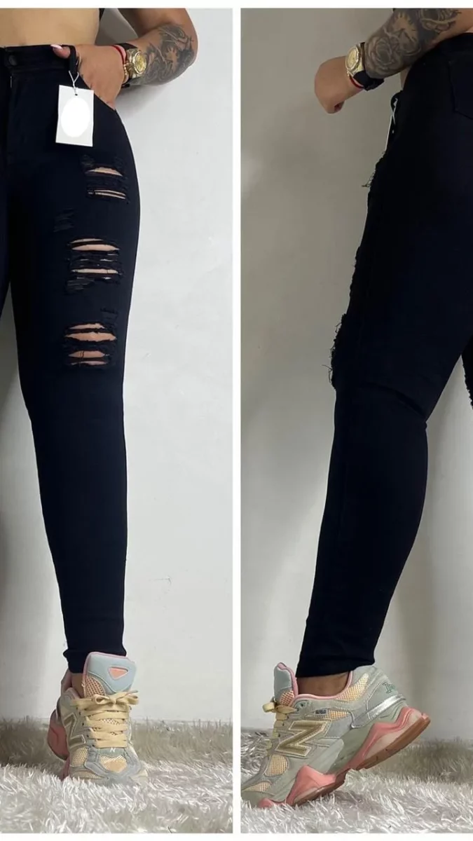 Jean push up bota tubo negro con rotos