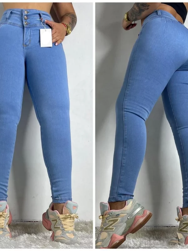 Jean push up bota tubo con tres botones azul claro