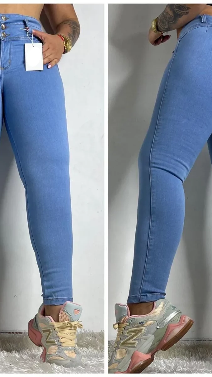 Jean push up bota tubo con tres botones azul claro