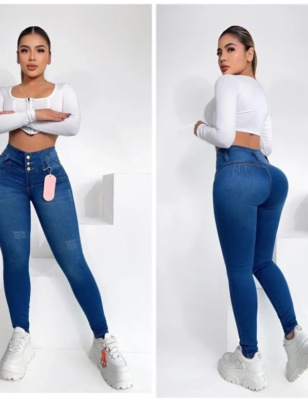 Skinny jeans push up con tres botones y detalles desgastados