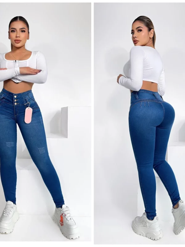 Skinny jeans push up con tres botones y detalles desgastados