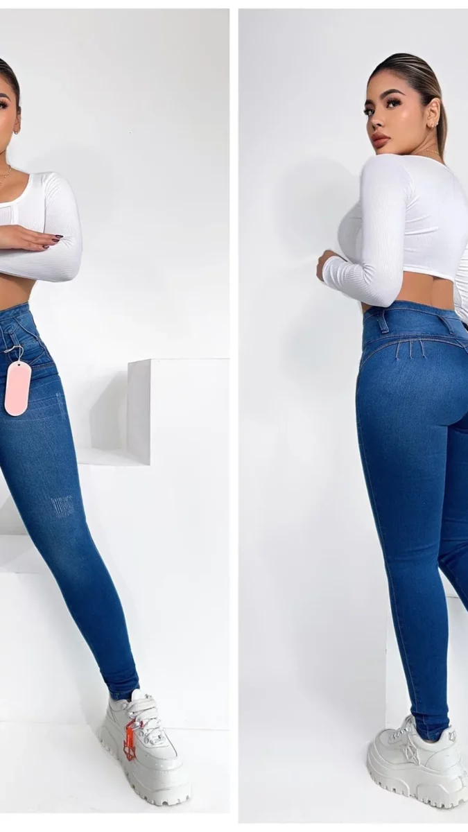 Skinny jeans push up con tres botones y detalles desgastados