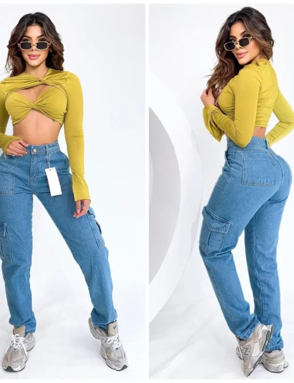 Pantalones cargo con botón delantero y múltiples bolsillos