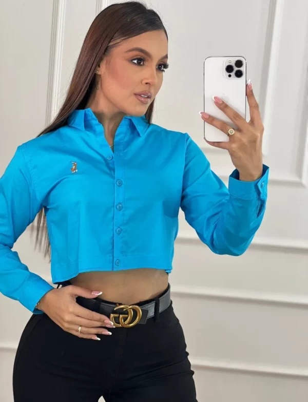 Blusa corta de manga larga con botones unicolor licrada