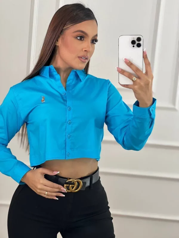 Blusa corta de manga larga con botones unicolor licrada
