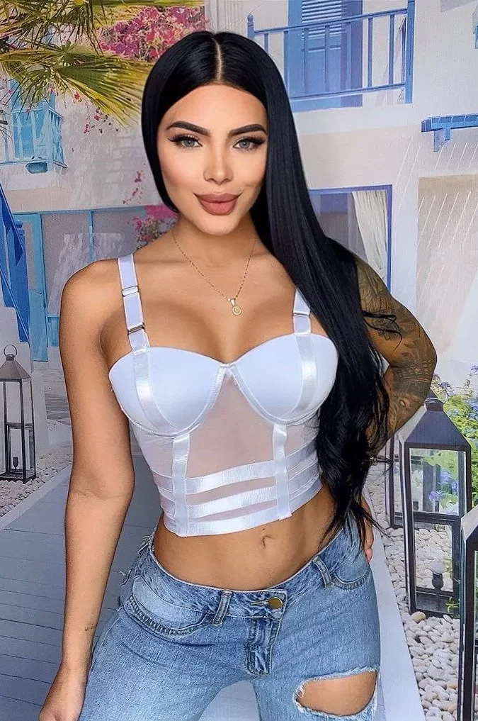 Crop Top con Tiras Ajustables y Malla
