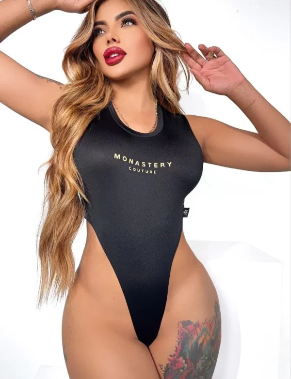 Body con cuello redondo y tiro alto