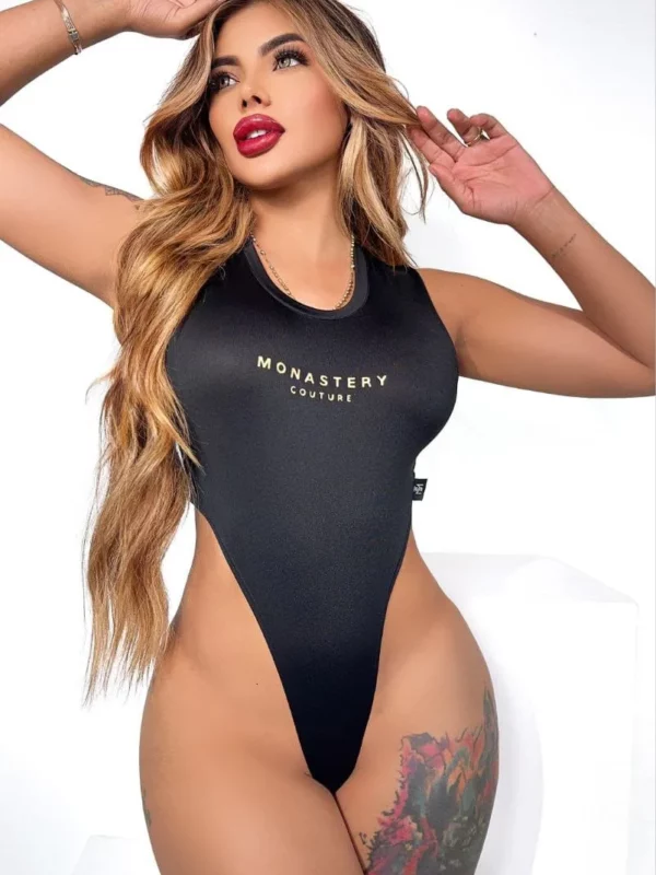 Body con cuello redondo y tiro alto