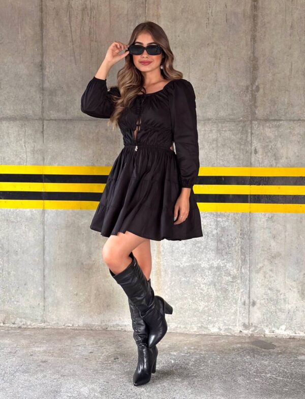 Vestido corto de manga larga con lazo en el escote y falda en capas