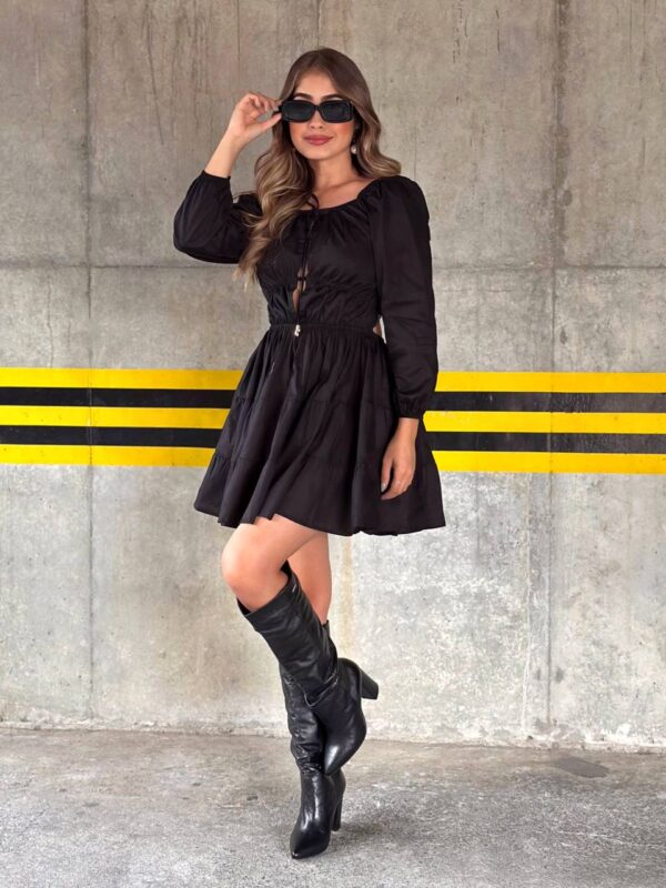 Vestido corto de manga larga con lazo en el escote y falda en capas