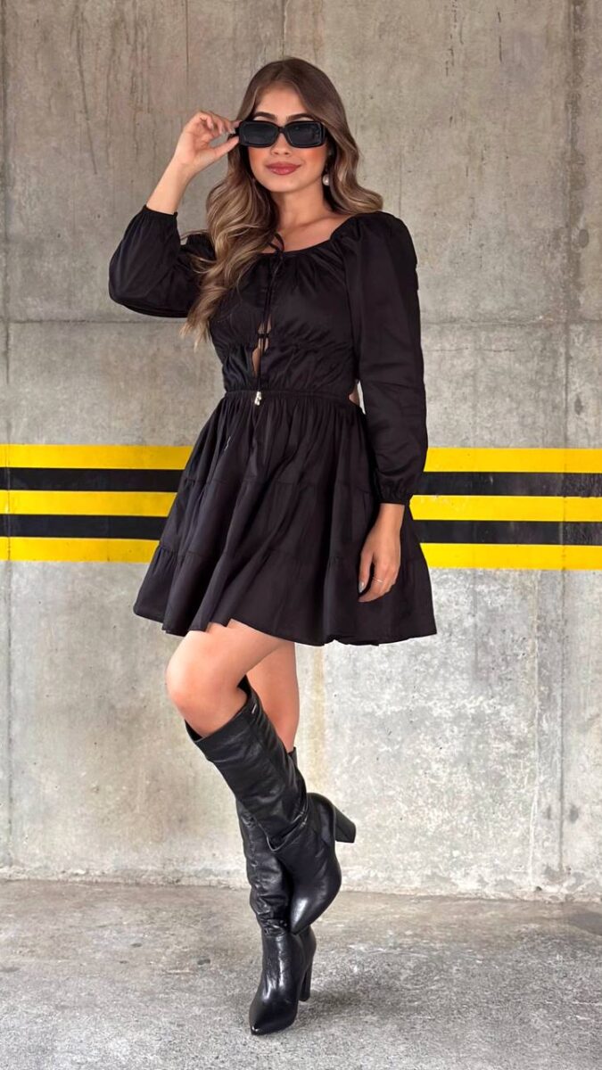 Vestido corto de manga larga con lazo en el escote y falda en capas