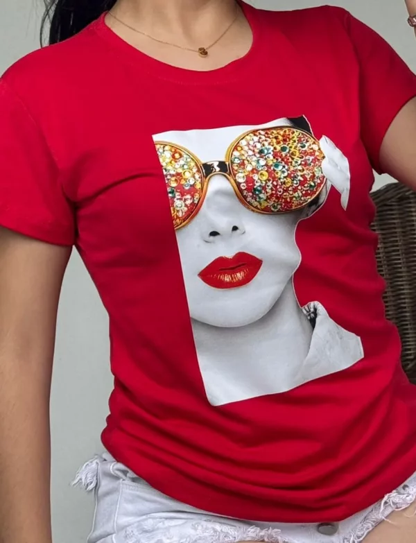 Camisa de cuello redondo con estampado de rostro femenino en blanco y negro