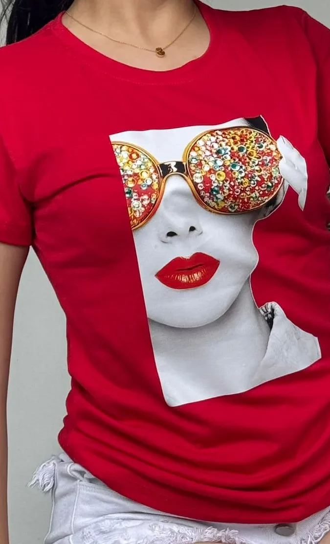 Camisa de cuello redondo con estampado de rostro femenino en blanco y negro