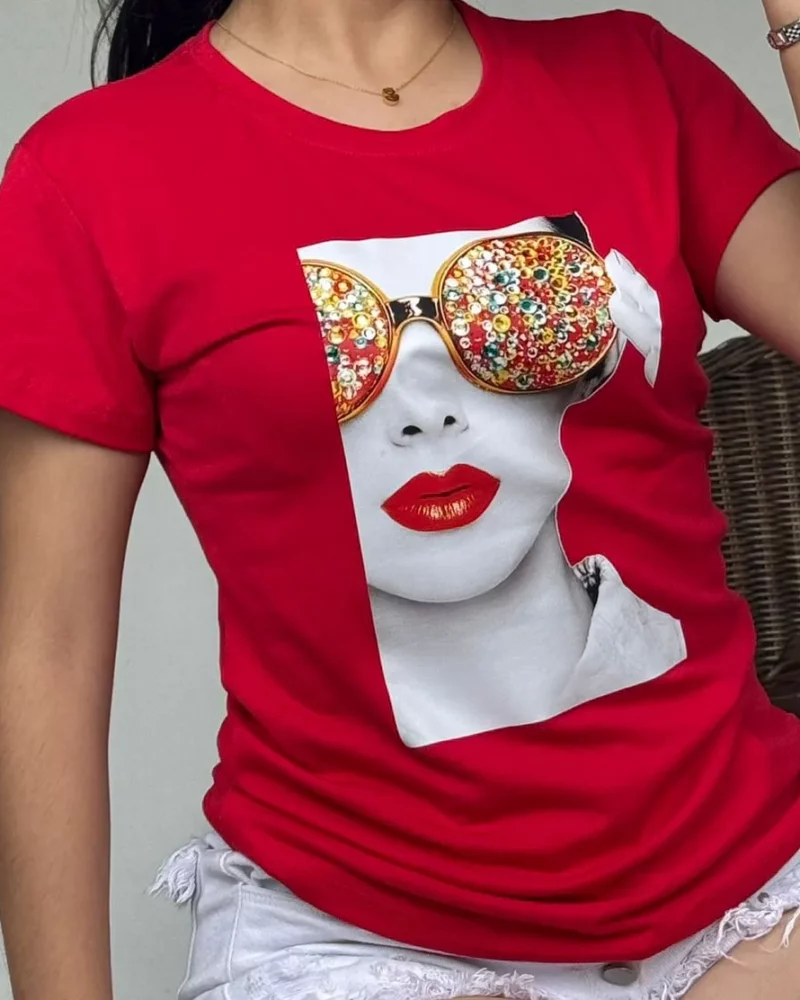 Camisa de cuello redondo con estampado de rostro femenino en blanco y negro