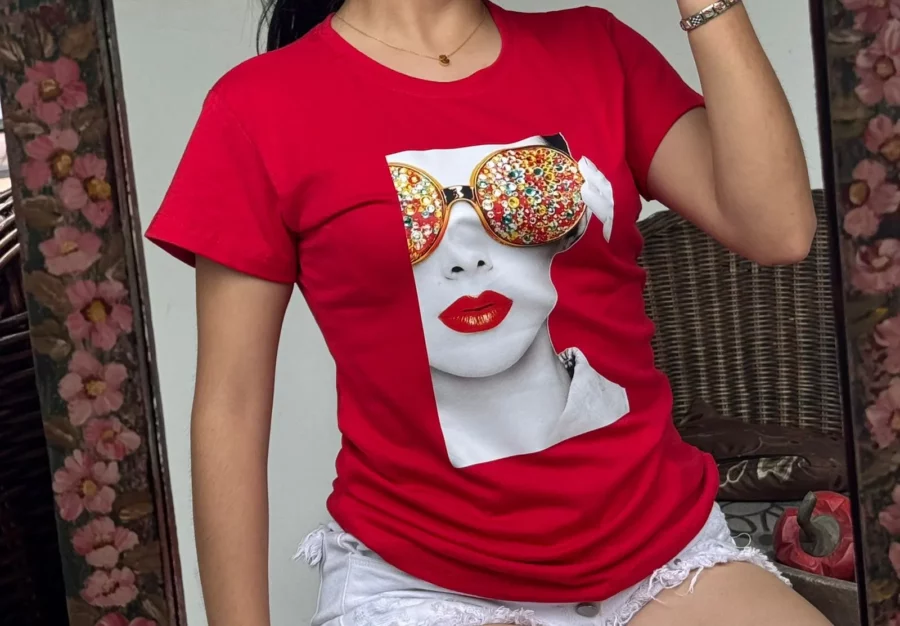 Camisa de cuello redondo con estampado de rostro femenino en blanco y negro