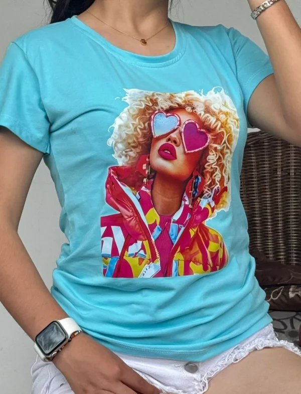 Camiseta con estampado de mujer en estilo pop art