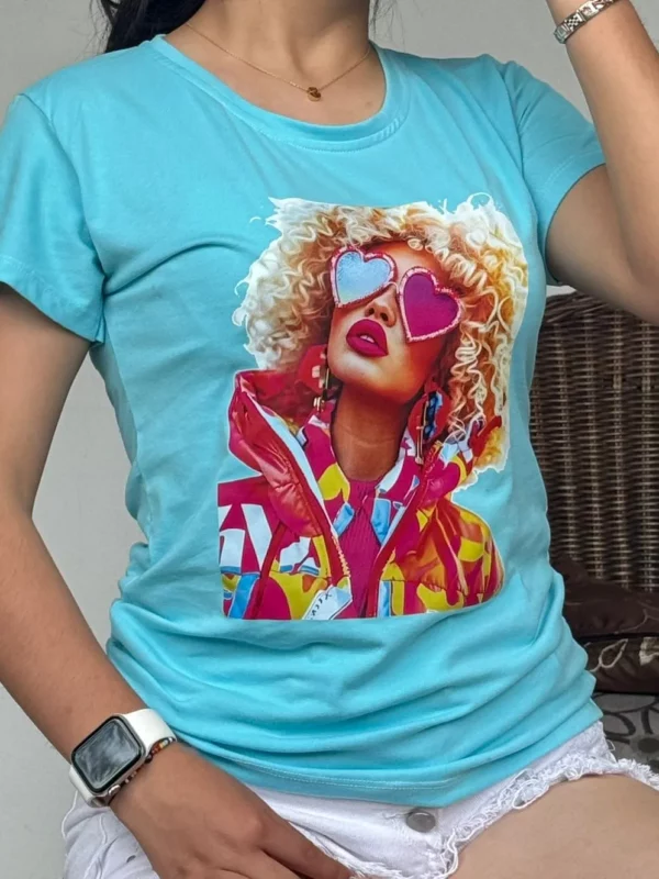Camiseta con estampado de mujer en estilo pop art