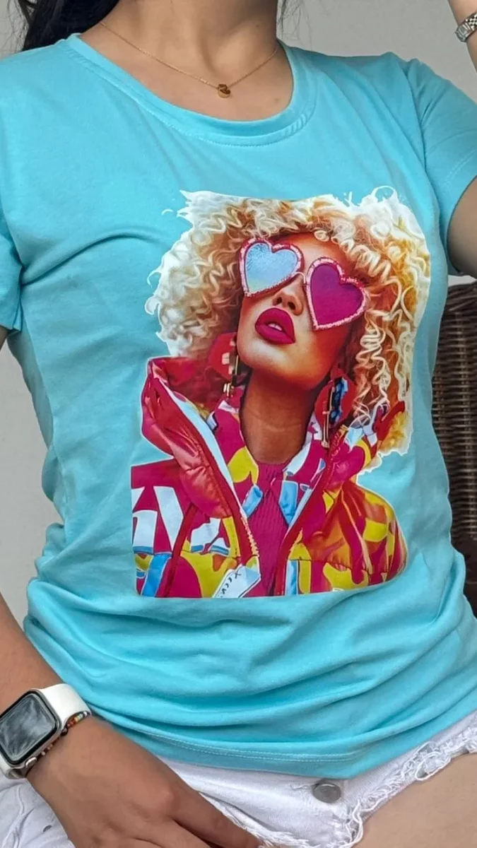Camiseta con estampado de mujer en estilo pop art