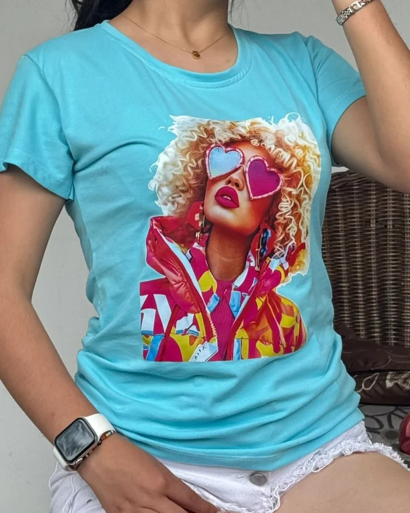 Camiseta con estampado de mujer en estilo pop art