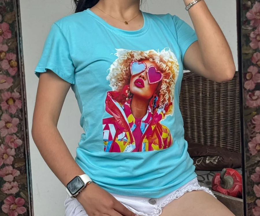Camiseta con estampado de mujer en estilo pop art
