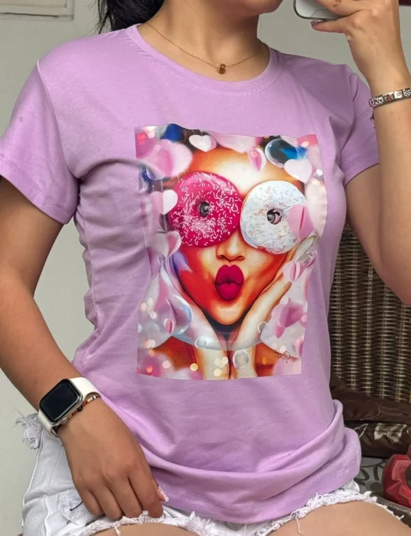 Camiseta con estampado de mujer y donas en estilo pop art