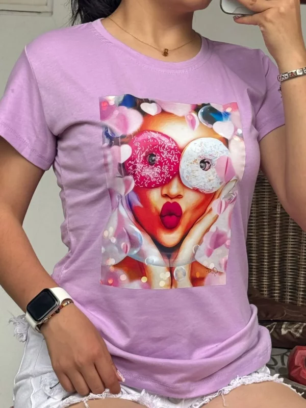 Camiseta con estampado de mujer y donas en estilo pop art