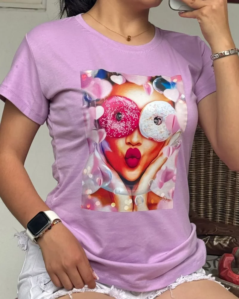 Camiseta con estampado de mujer y donas en estilo pop art