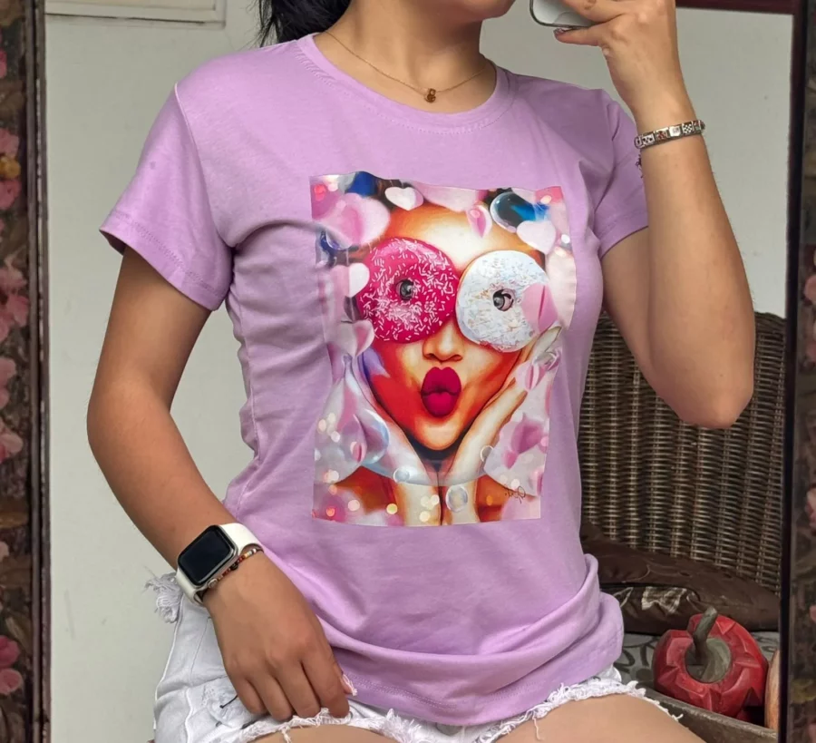 Camiseta con estampado de mujer y donas en estilo pop art