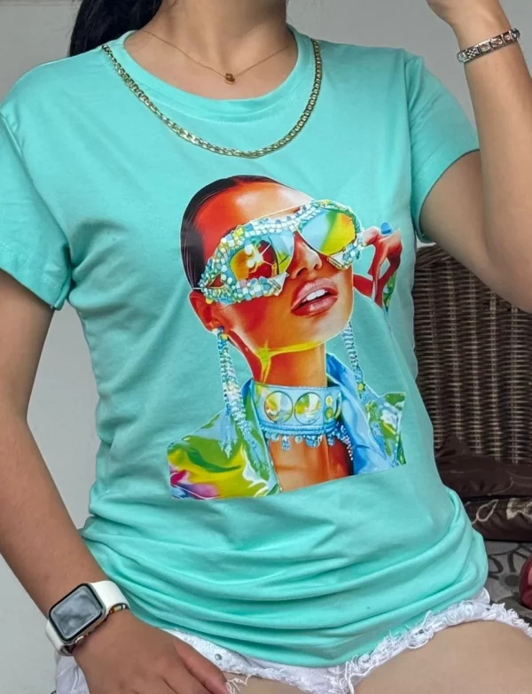 Camiseta con estampado de mujer y joyas en estilo pop art