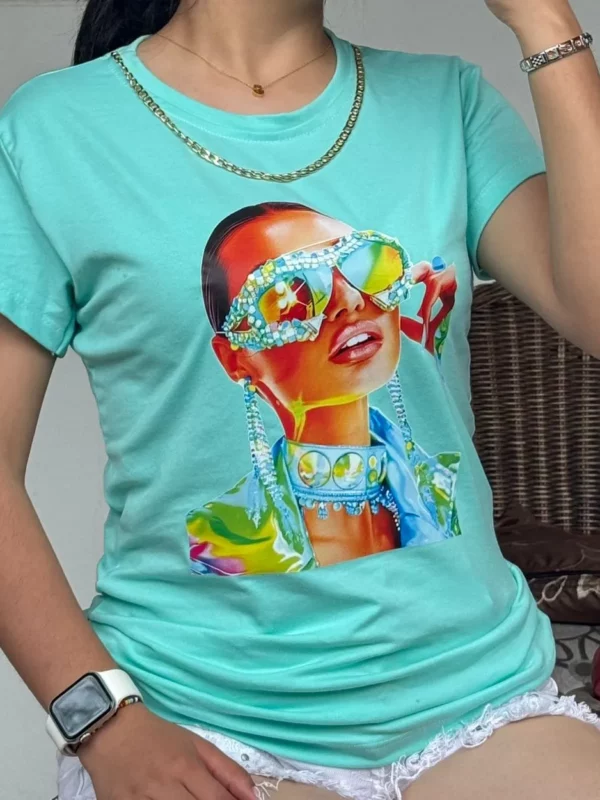 Camiseta con estampado de mujer y joyas en estilo pop art