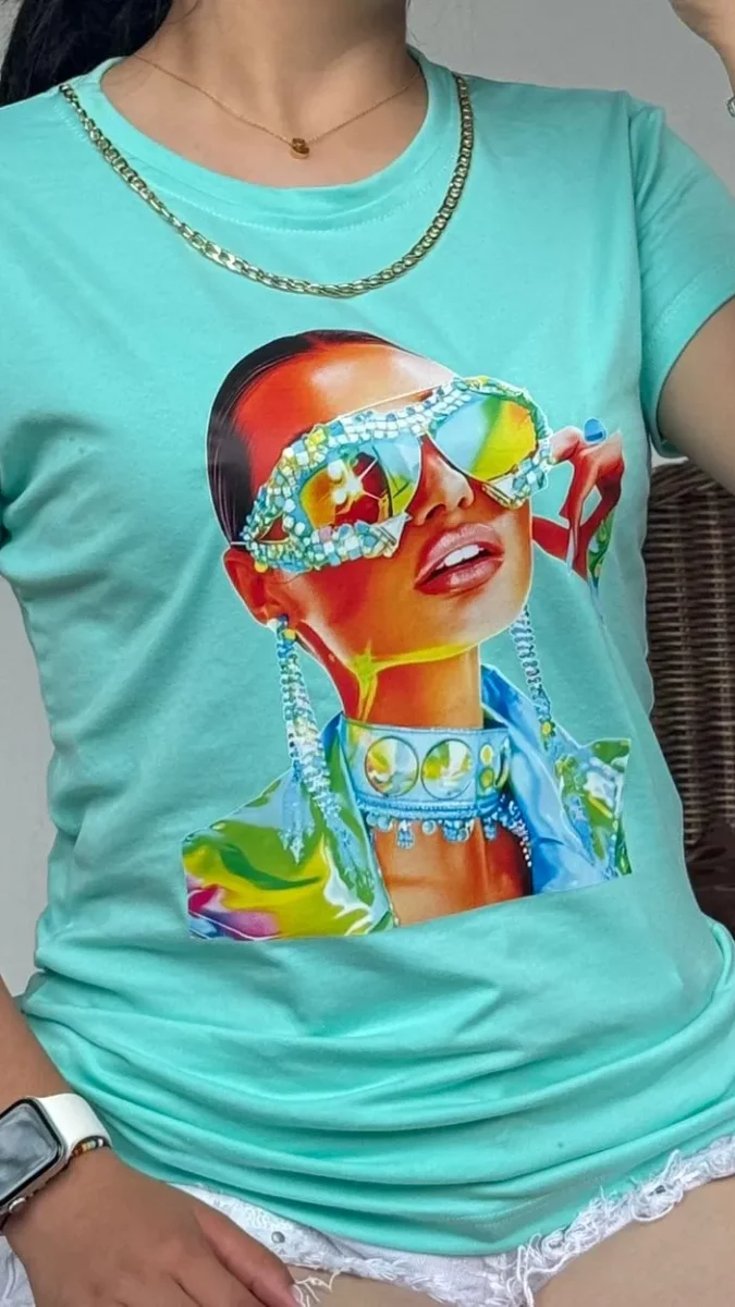 Camiseta con estampado de mujer y joyas en estilo pop art