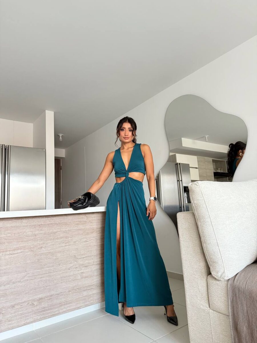 Vestido de noche con escote profundo, cut out en la cintura y abertura en la pierna - Image 9