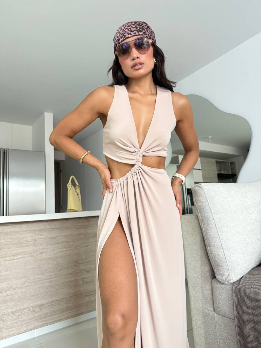 Vestido de noche con escote profundo, cut out en la cintura y abertura en la pierna - Image 6