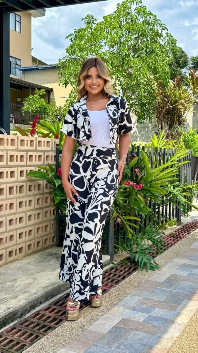 Conjunto de Pantalón Bota Ancha y Chaleco
