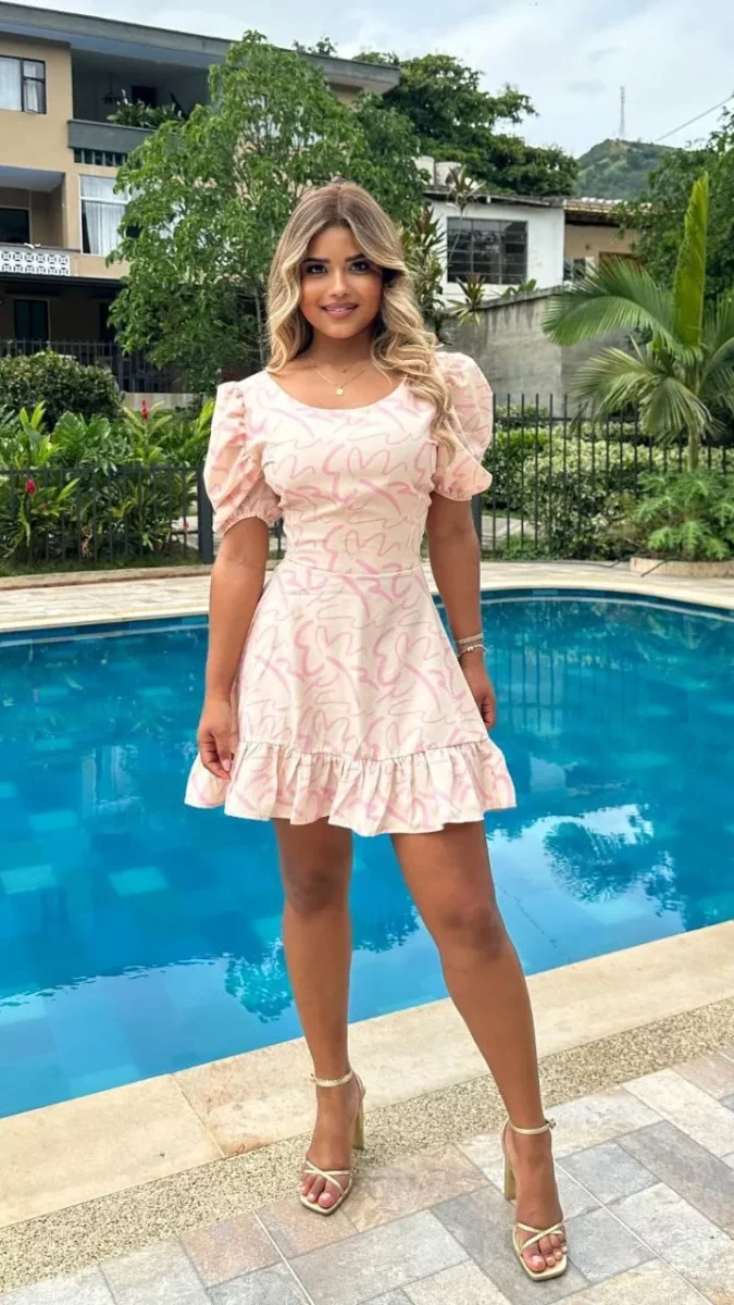 Vestido Corto con Mangas Farol y Volantes