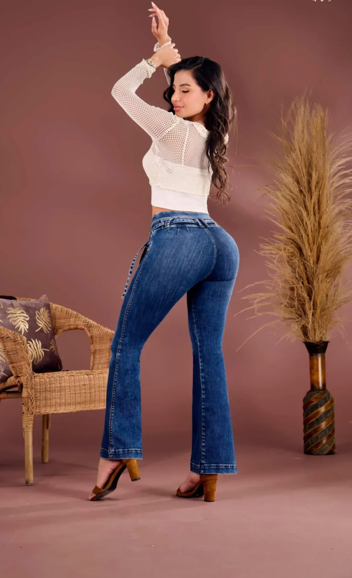 Jean push up con bota ancha y tiro alto en piel de durazno - Image 2