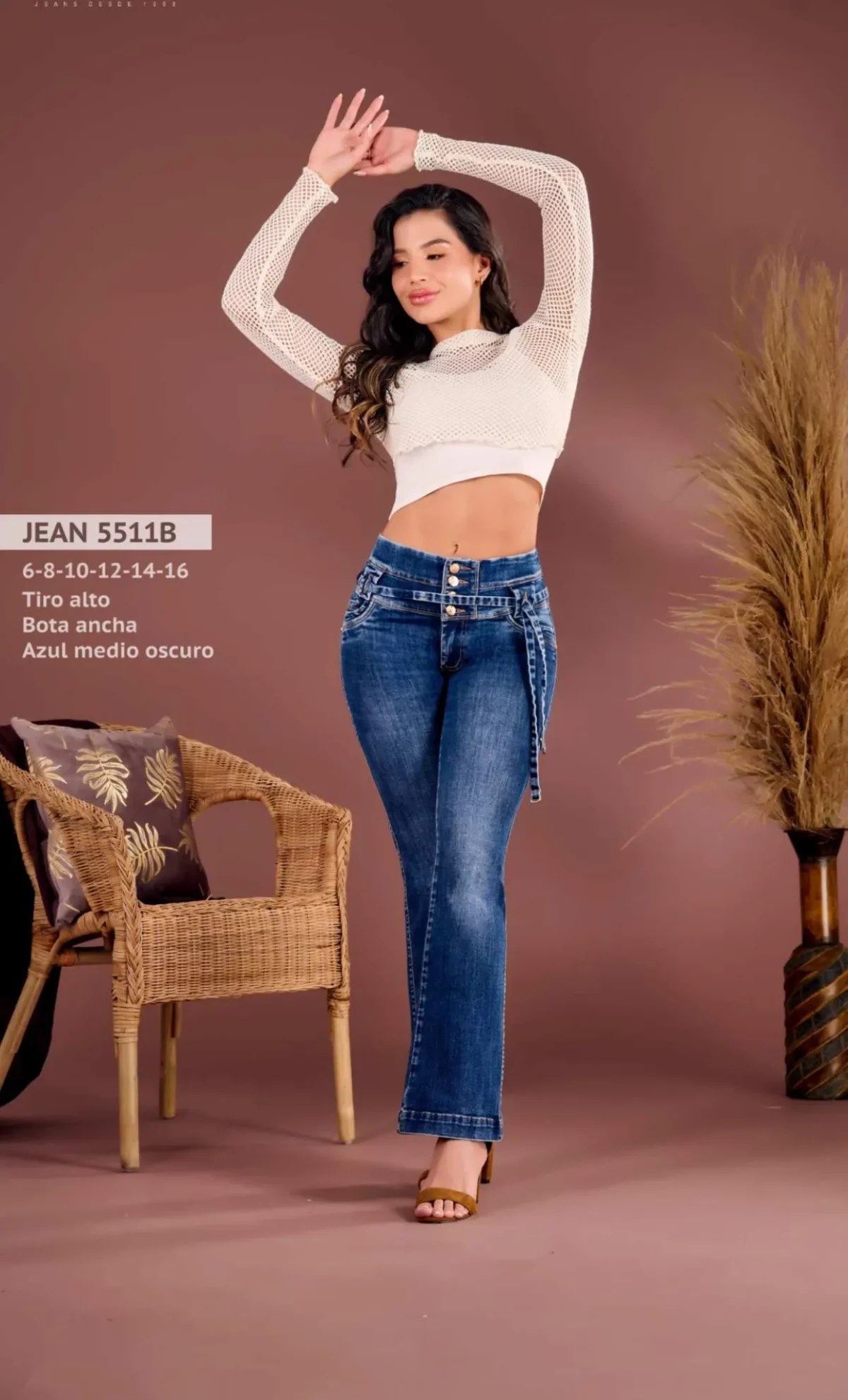 Jean push up con bota ancha y tiro alto en piel de durazno