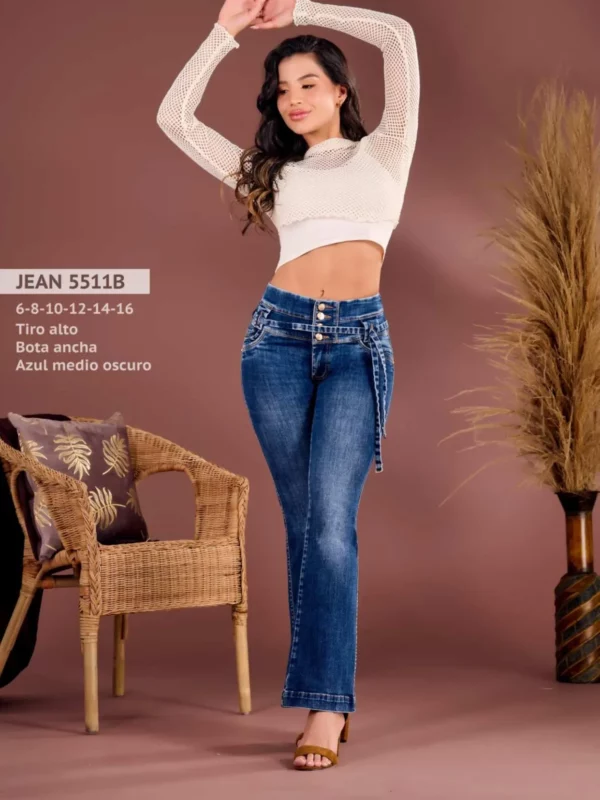 Jean push up con bota ancha y tiro alto en piel de durazno