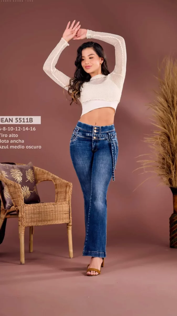 Jean push up con bota ancha y tiro alto en piel de durazno