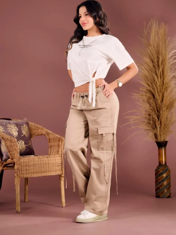 Pantalon en dril tipo cargo con cordon en la cintura