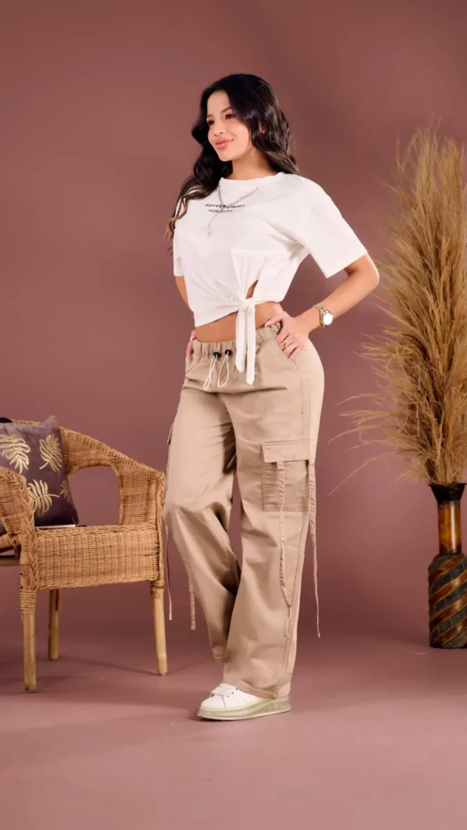 Pantalon en dril tipo cargo con cordon en la cintura