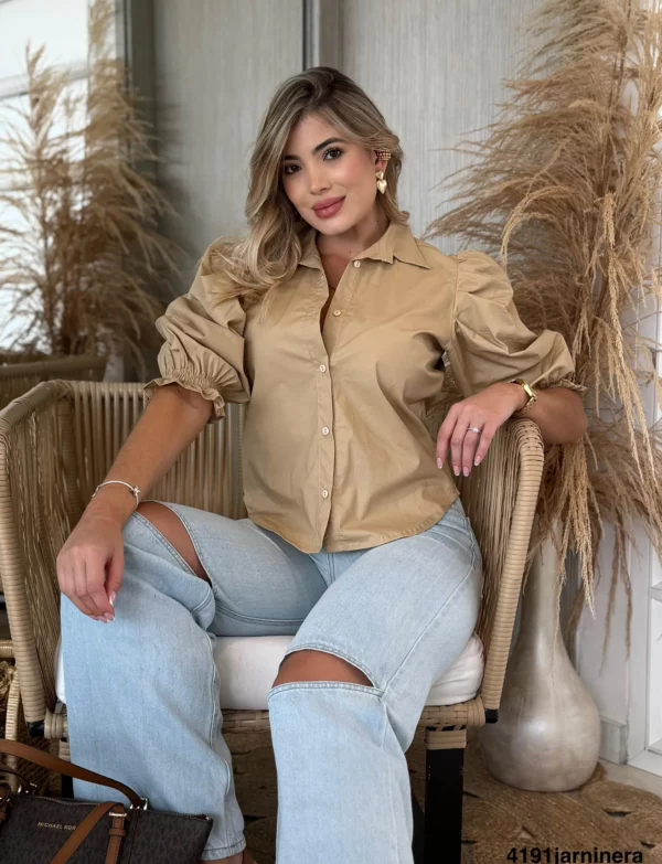 Blusa con mangas abullonadas en los hombros y fruncido elástico