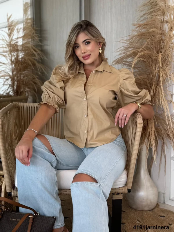 Blusa con mangas abullonadas en los hombros y fruncido elástico