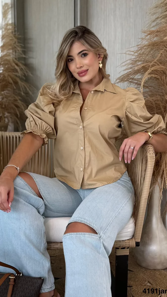 Blusa con mangas abullonadas en los hombros y fruncido elástico