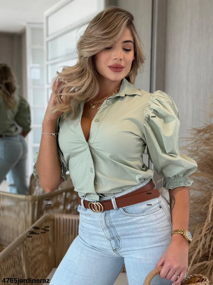 Blusa con mangas abullonadas en los hombros y fruncido elástico - Image 5